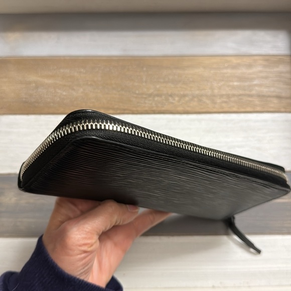 Authentic LOUIS VUITTON Epi Clemence Wallet. Black - Picture 9 of 12